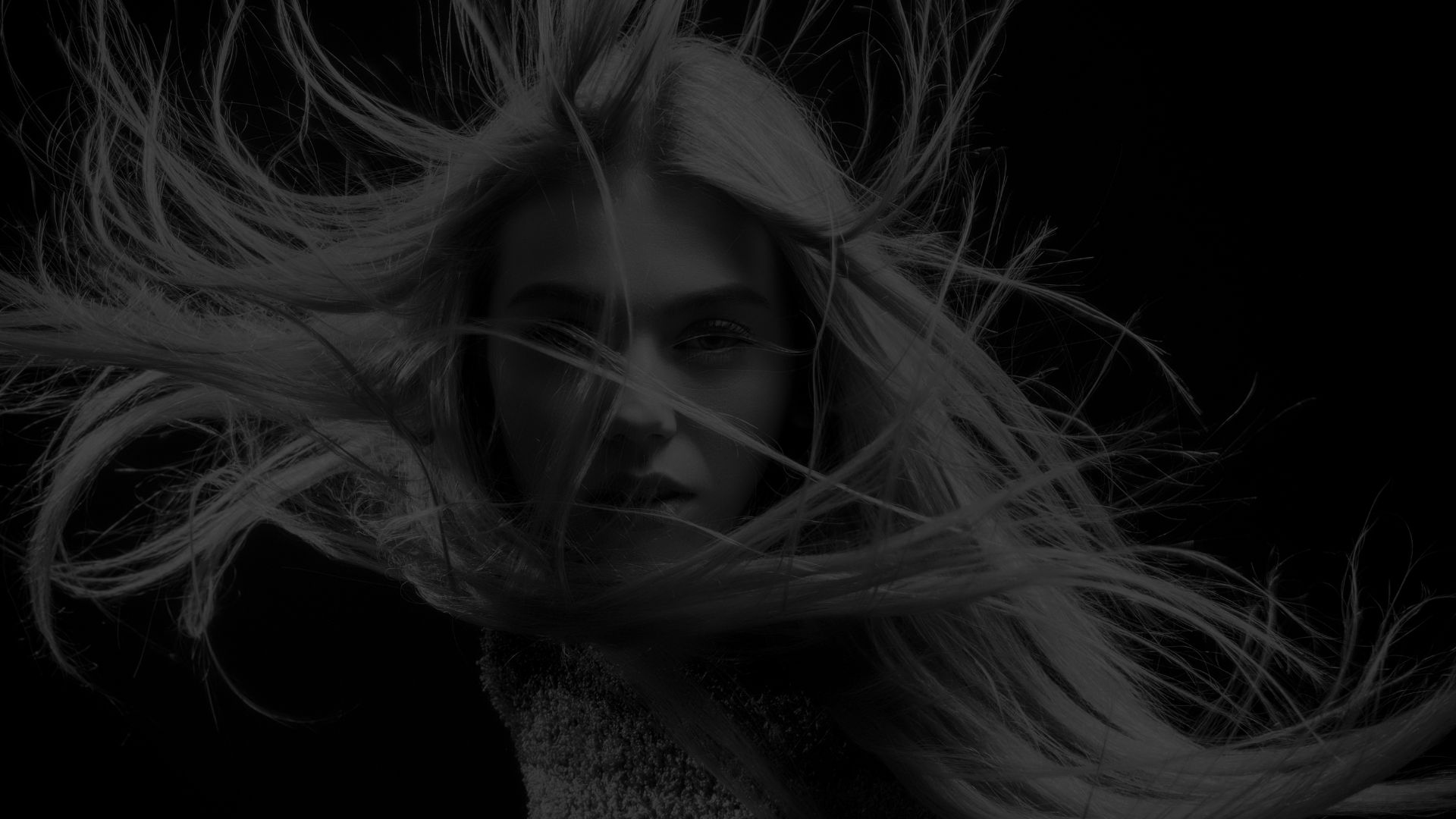 Mulher saindo do cabeleireiro com cabelos voando. Inagem Hero do Ju Hair Beauty